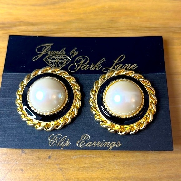 Park Lane Pearl Cabochon Black Enamel Golden Byzantine Clip Earrings - Picture 1 of 3
